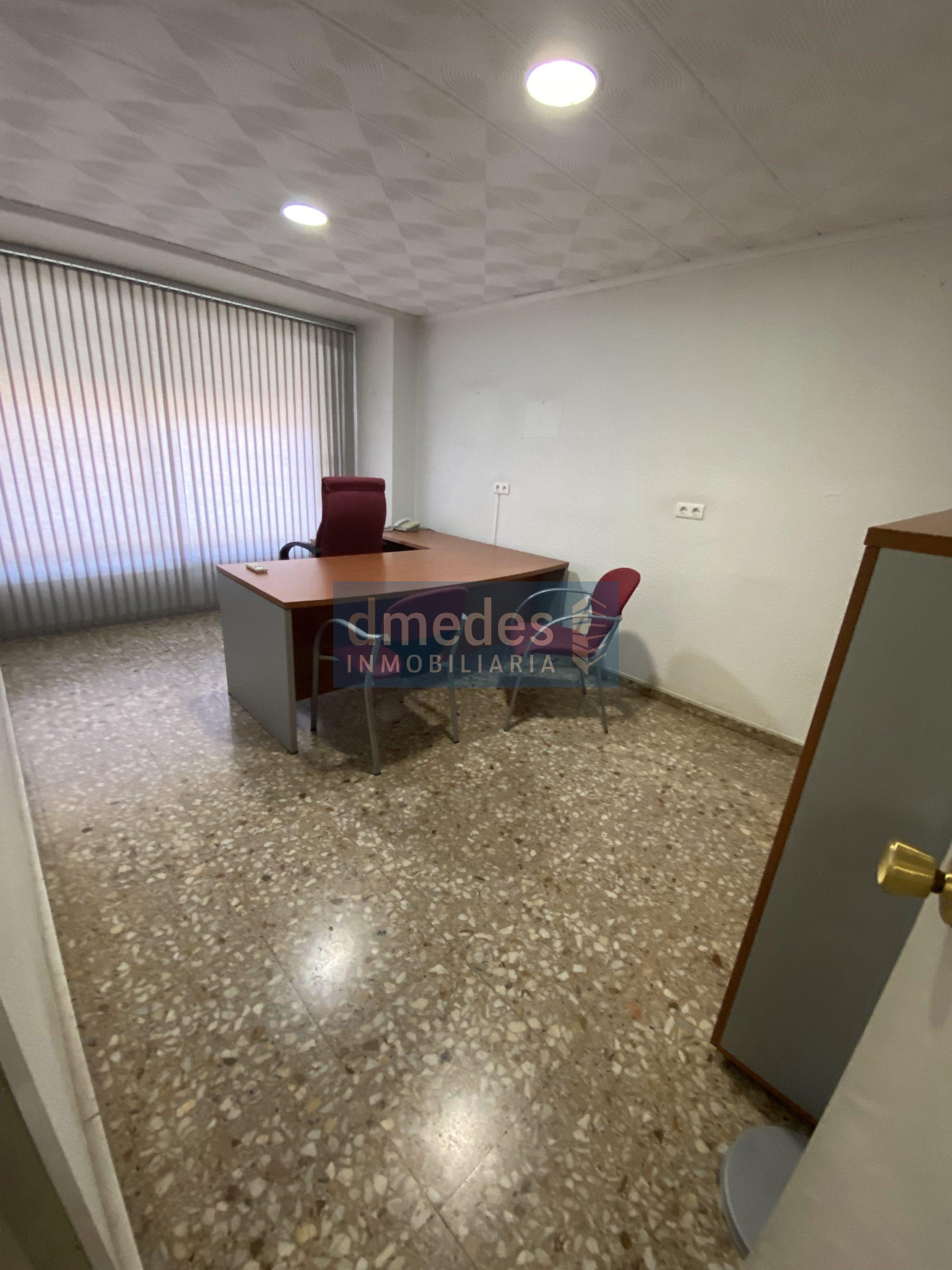 Local en el centro de la población.